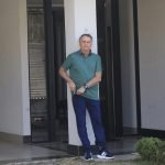 Ex-presidente Jair Bolsonaro no quintal da casa onde ele cumpre prisão domicilia