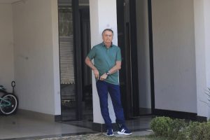 Ex-presidente Jair Bolsonaro no quintal da casa onde ele cumpre prisão domicilia