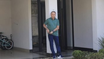 Ex-presidente Jair Bolsonaro no quintal da casa onde ele cumpre prisão domicilia