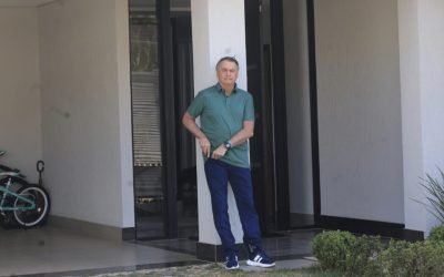 Ex-presidente Jair Bolsonaro no quintal da casa onde ele cumpre prisão domicilia