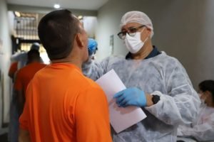 Agentes da Polícia Científica realizaram as coletas. (Foto: Divulgação/Agepen)