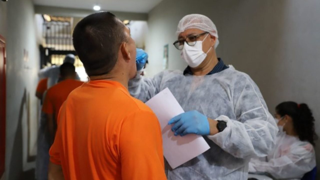 Agentes da Polícia Científica realizaram as coletas. (Foto: Divulgação/Agepen)