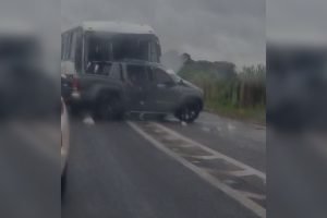 Foto: Colisão entre caminhonete e ônibus na BR-163 (Leitor Midiamax)