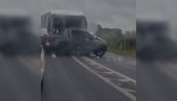 Foto: Colisão entre caminhonete e ônibus na BR-163 (Leitor Midiamax)