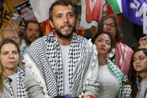 O ativista Tiago Ávila em sua volta ao Brasil. — Foto: O ativista Tiago Ávila em
