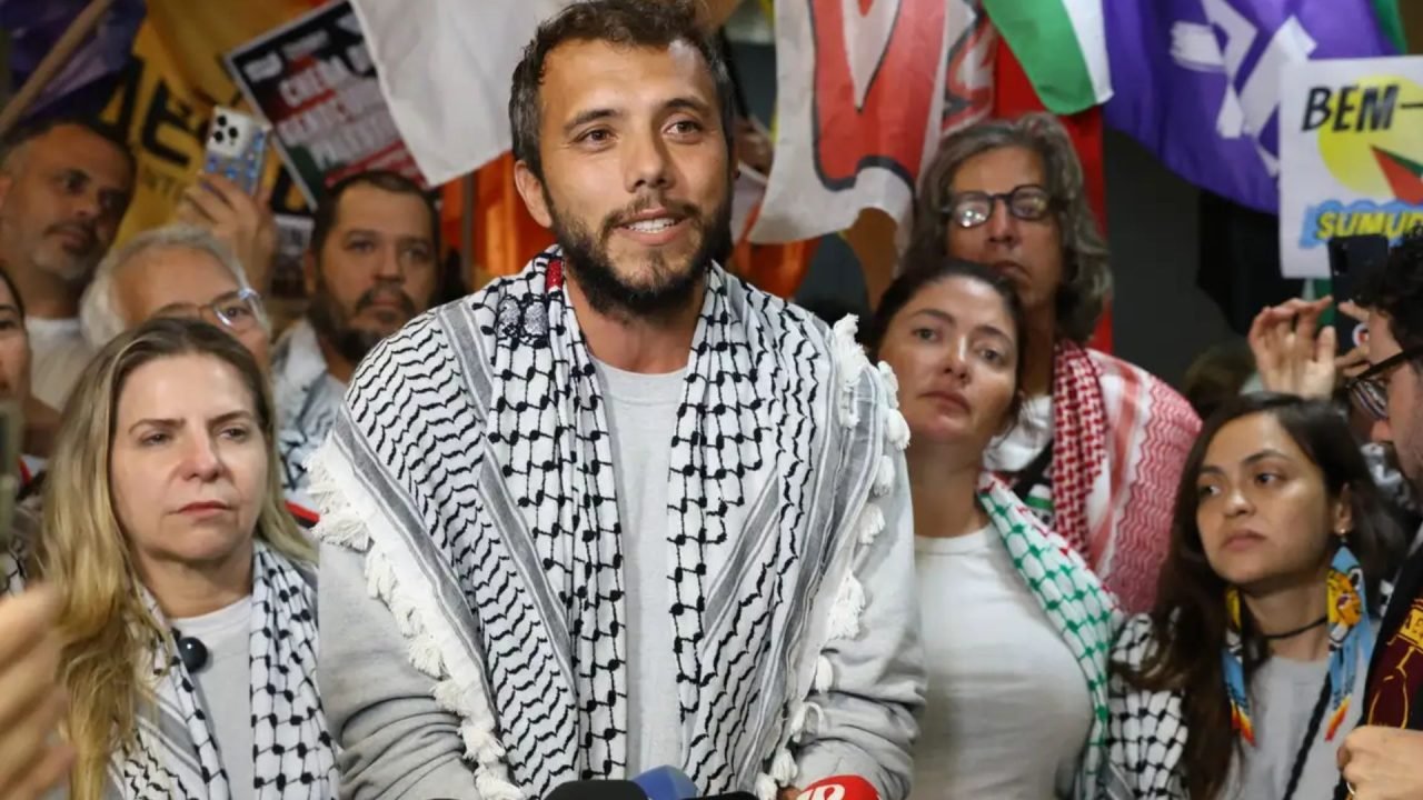 O ativista Tiago Ávila em sua volta ao Brasil. — Foto: O ativista Tiago Ávila em