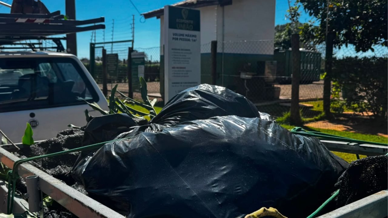 Os moradores formam filas até a esquina para os descartes. — Foto: Os moradores