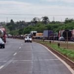 Fila de carros no acostamento da rodovia de Dourados — Foto: Fila de carros no a