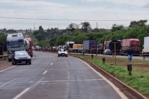 Fila de carros no acostamento da rodovia de Dourados — Foto: Fila de carros no a