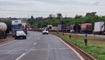 Fila de carros no acostamento da rodovia de Dourados — Foto: Fila de carros no a