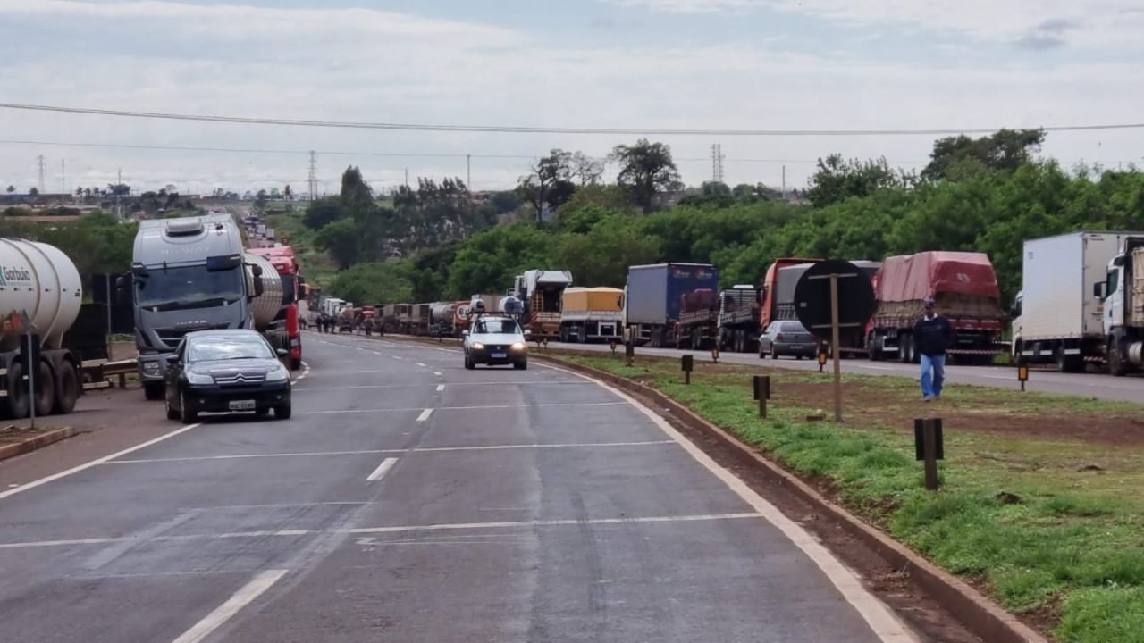 Fila de carros no acostamento da rodovia de Dourados — Foto: Fila de carros no a