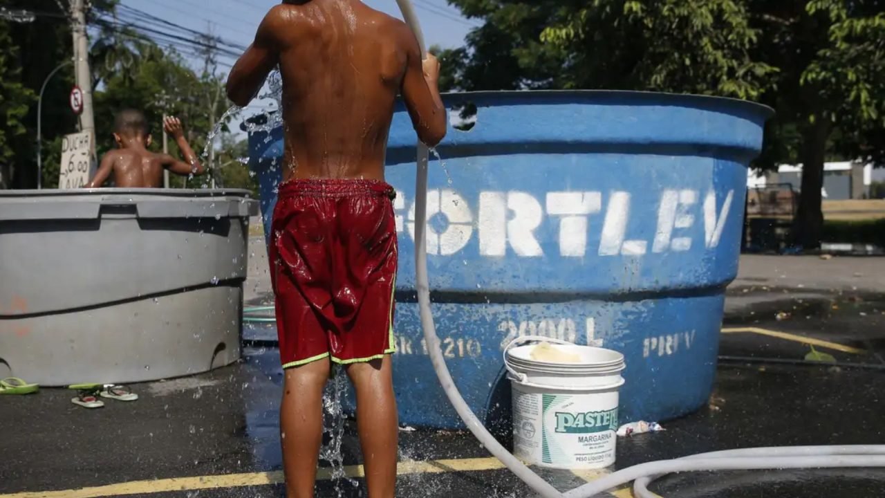 As crianças estão mais expostas a riscos climáticos. (Foto: Fernando Frazão/Agên