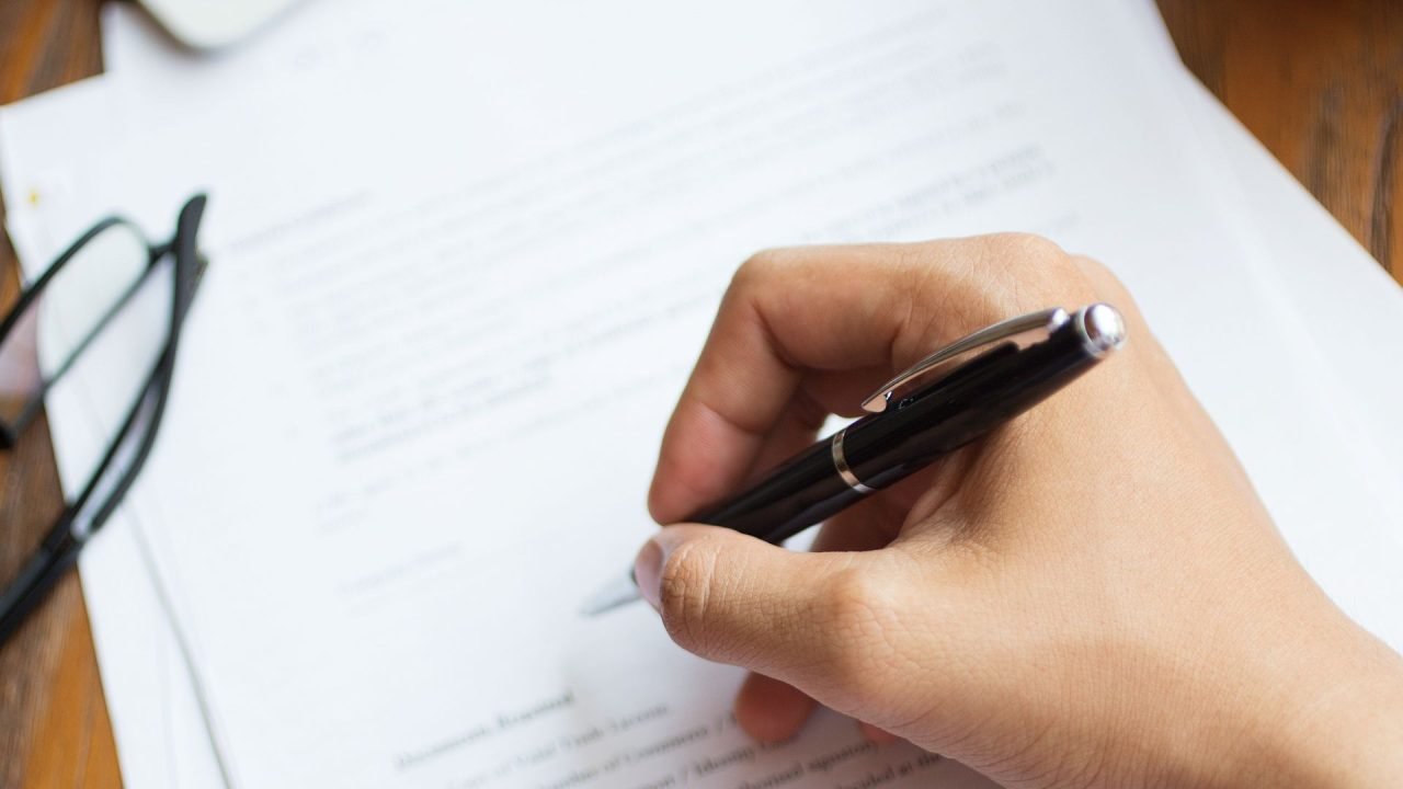 Assinatura de escritura. (Ilustrativa: Reprodução) — Foto: Assinatura de escritu