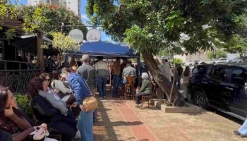 Nem frio desanima famílias de aguardar em fila. — Foto: Nem frio desanima famíli