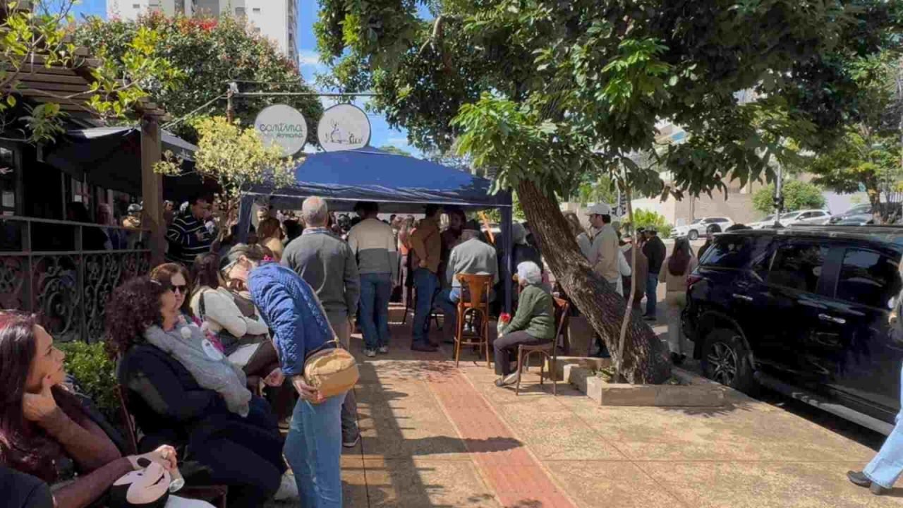 Nem frio desanima famílias de aguardar em fila. — Foto: Nem frio desanima famíli