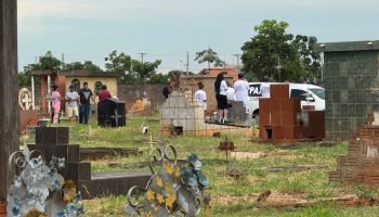 Foto: Amigos e familiares dão o último adeus à Ludmilla. (Foto: Reprodução/ Henr