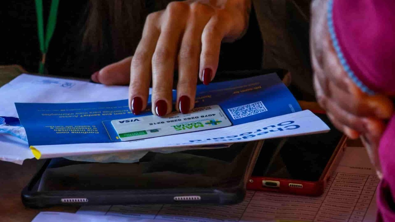 Entrega de cartão Mais social - Ilustrativa (Foto: Helder Carvalho, Jornal Midia