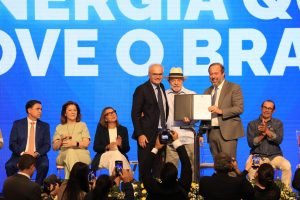 Ricardo Botelho (CEO do Grupo Energisa) e colaboradores da Energisa em evento de
