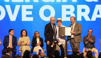 Ricardo Botelho (CEO do Grupo Energisa) e colaboradores da Energisa em evento de