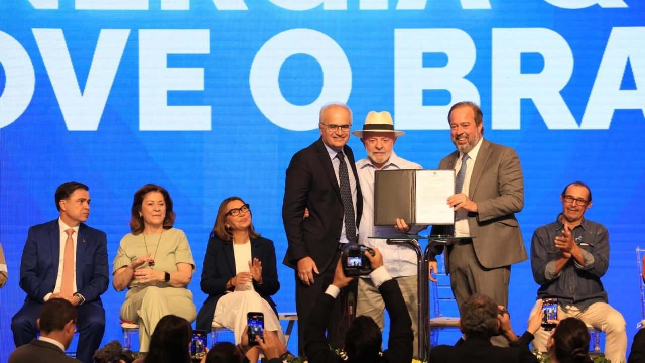 Ricardo Botelho (CEO do Grupo Energisa) e colaboradores da Energisa em evento de