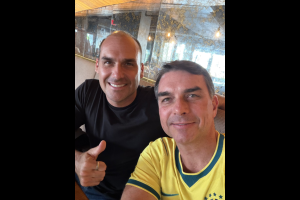 Flavio-e-Eduardo-Bolsonaro-Brasil-Copa