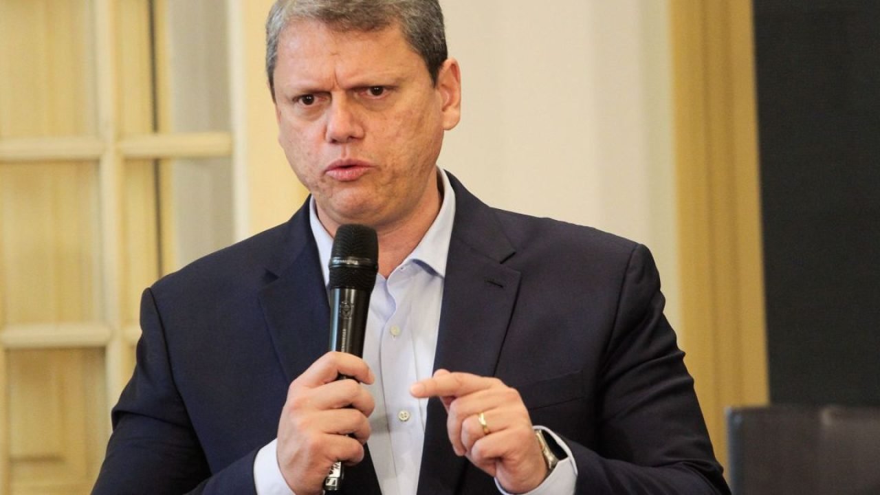 Tarcísio apoia Flávio Bolsonaro, mas prevê direita com mais nomes em 2026