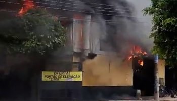 Incêndio registrado em serralheria. — Foto: Incêndio registrado em serralheria.