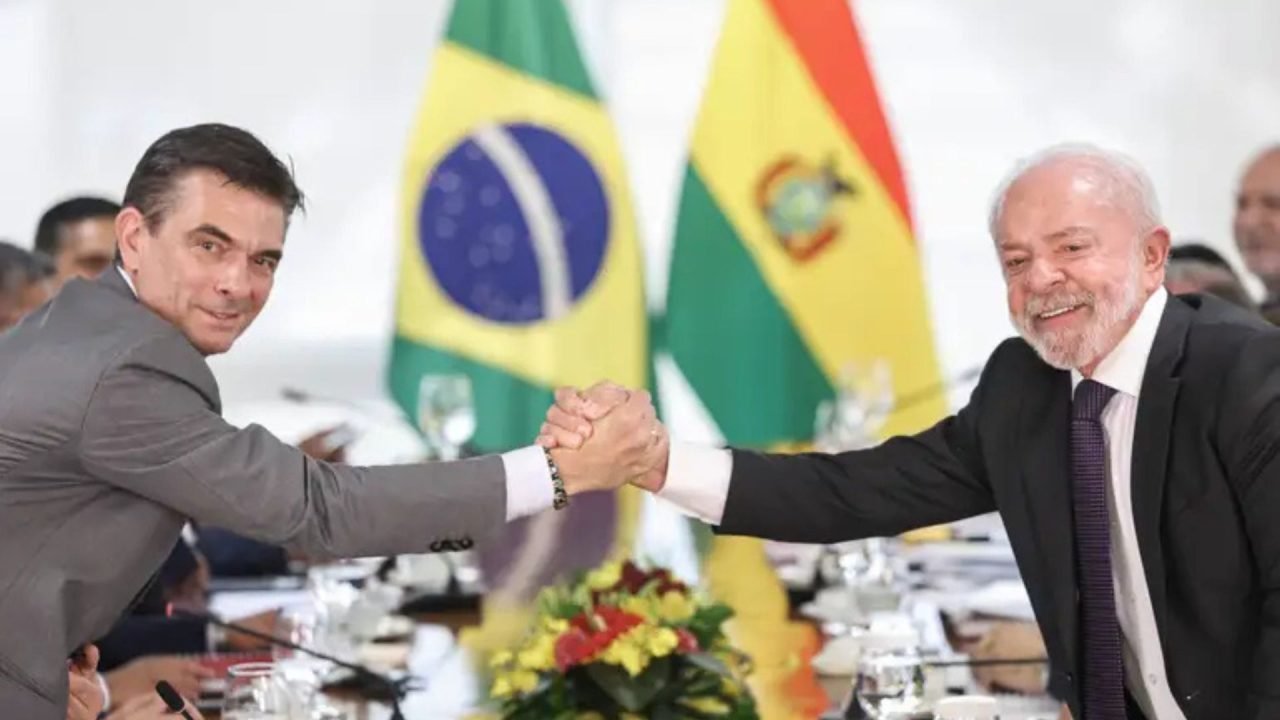 Foto: Presidente boliviano, Rodrigo Paz, firma acordo com o Brasil. (Foto: Marce