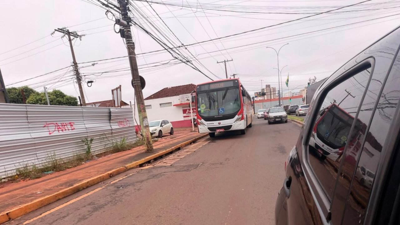 Ônibus estragado na Avenida Júlio de Castilho (Foto: Leitor Midiamax)