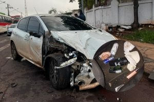 Carro que bateu contra carreta - Foto: Pietra Dorneles, Jornal Midiamax
