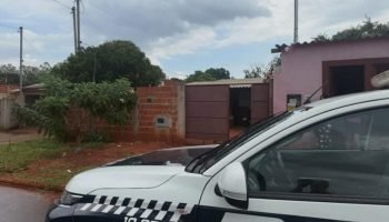 Mulher foi levada para a delegacia. — Foto: Mulher foi levada para a delegacia.