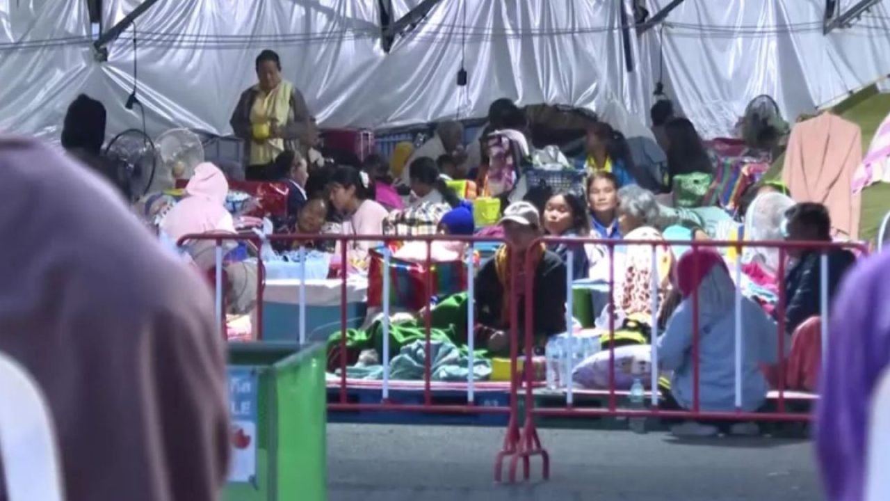 Tailandeses Fogem para Abrigos em Meio a Conflitos na Fronteira com o Camboja