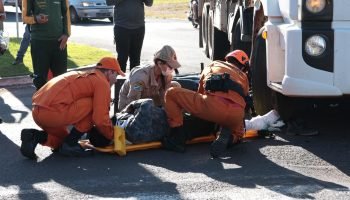 Com pé enfaixado, motociclista é socorrido pelo Corpo de Bombeiros. — Foto: Com