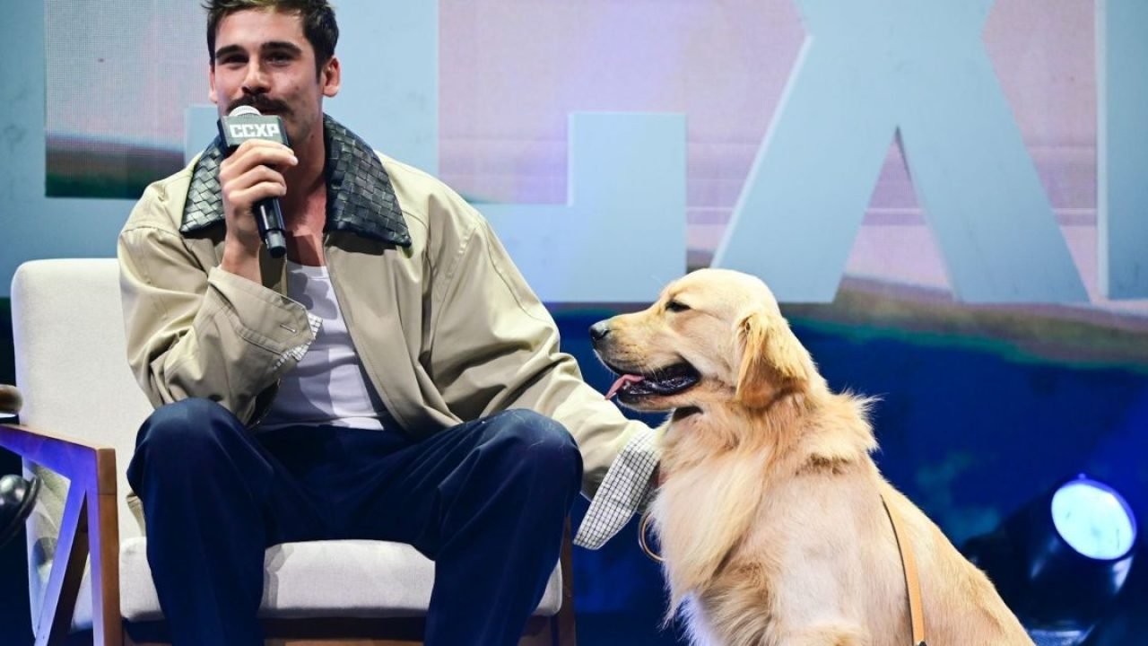 Nicolas Prattes Chega à CCXP25 em Fusca com Cachorro Shurastey