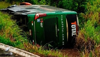 Ônibus chegou a tombar no acostamento — Foto: Ônibus chegou a tombar no acostame