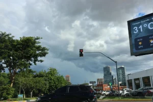 Foto: Campo Grande teve pancada de chuva neste domungo e segue com céu nublado.
