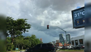 Foto: Campo Grande teve pancada de chuva neste domungo e segue com céu nublado.