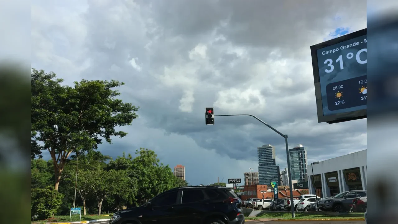 Foto: Campo Grande teve pancada de chuva neste domungo e segue com céu nublado.