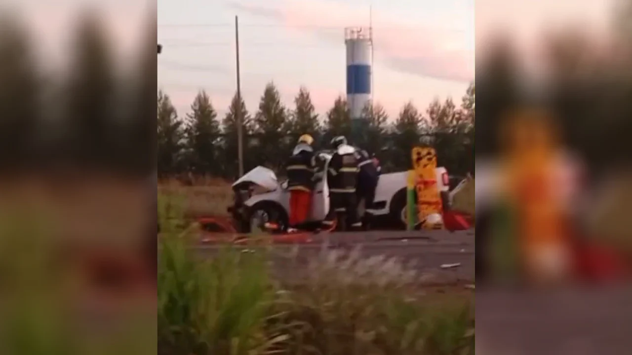 Vítima foi resgatada com vida — Foto: Vítima foi resgatada com vida (Foto: Charl