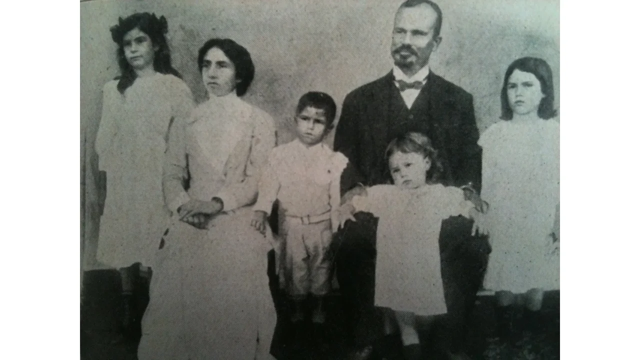 Amando de Oliveira e família, pouco antes de seu assassinato — Foto: Amando de O