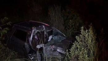 Com o impacto da colisão, a Fiat Touro foi para na ribanceira. — Foto: Com o imp