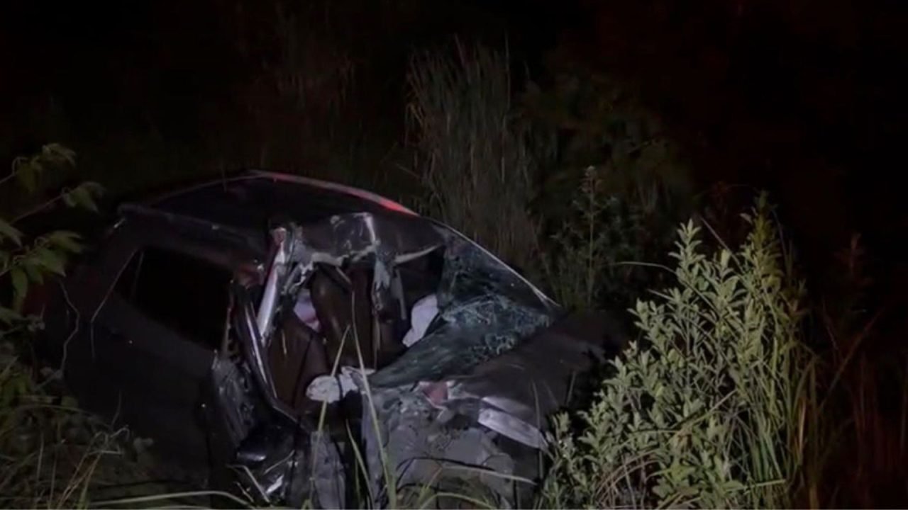 Com o impacto da colisão, a Fiat Touro foi para na ribanceira. — Foto: Com o imp