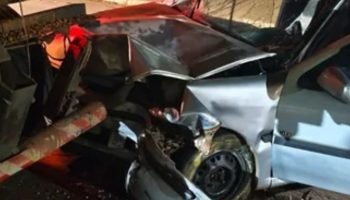 A frente do Gol ficou completamente destruída. — Foto: A frente do Gol ficou com