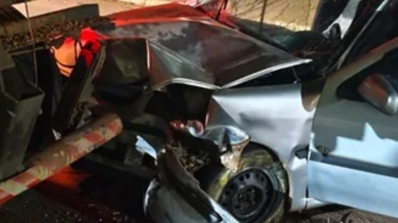 A frente do Gol ficou completamente destruída. — Foto: A frente do Gol ficou com