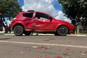 Ford Ká apresentou falha mecânica, segundo o motorista. — Foto: Ford Ká apresent