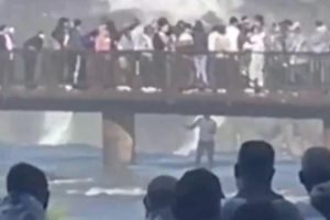 Captura de tela de vídeo em que homem pula de passarela nas Cataratas do Iguaçu