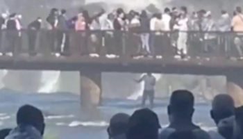 Captura de tela de vídeo em que homem pula de passarela nas Cataratas do Iguaçu