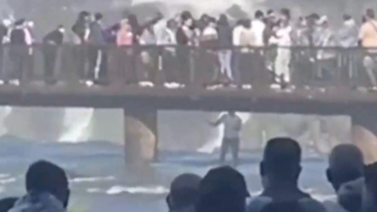 Captura de tela de vídeo em que homem pula de passarela nas Cataratas do Iguaçu