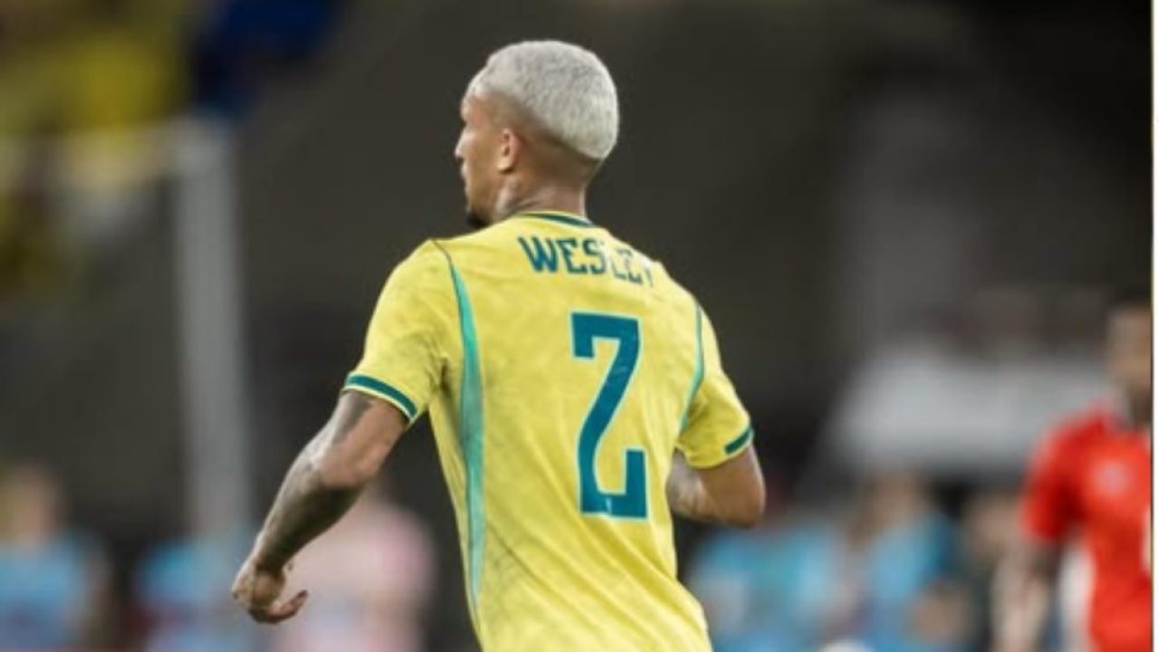 Jogador Wesley França com a camiseta 2 da seleção brasileira. — Foto: Jogador We