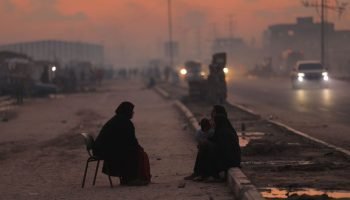 Moradores de Gaza enfrentam inverno em tendas encharcadas ou prédios em ruínas